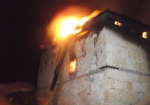 Gece yarısı cami yangını